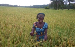 Une femme rurale inspirante contribuant à un monde sans faim au Burundi